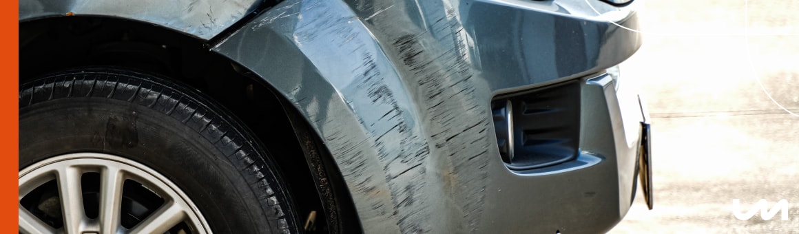 Een afbeelding die cognitieve klachten na een auto ongeluk illustreert, met een focus op geheugenproblemen.